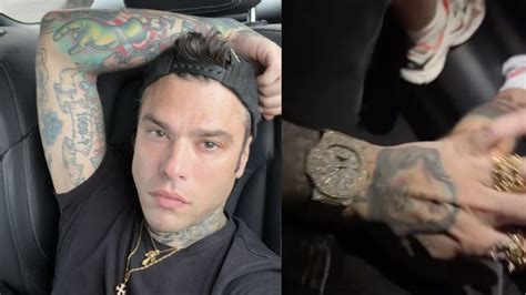 Fedez sfoggia il nuovo orologio da 150 mila euro: